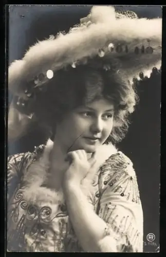 Foto-AK RPH Nr. 1139/6: Junge Dame mit elegantem Hut