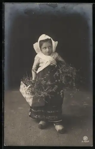 Foto-AK RPH Nr. 1127/7: Mädchen in niederländischer Tracht mit Blumen