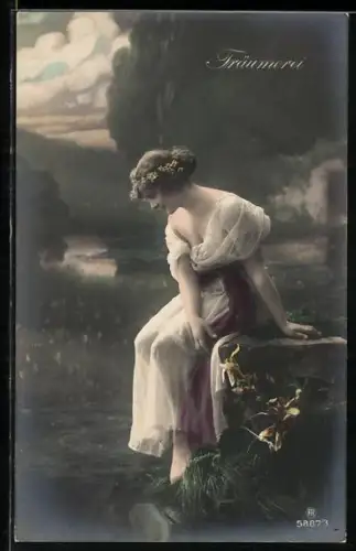 Foto-AK RPH Nr. 5887/3: Elegante Dame sitzt in Gedanken verloren am Ufer