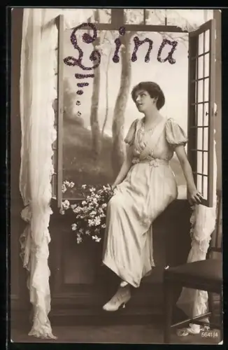 Foto-AK RPH Nr. 5641/4: Elegante Junge Frau sitzt mit Blumen im Fenster
