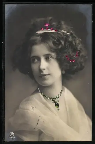 Foto-AK RPH Nr. 1949/2: Porträt einer Dame mit glitzernden Elementen verziert