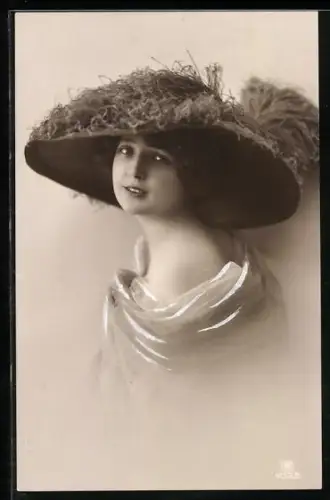 Foto-AK RPH Nr. 4153/5: Porträt einer Dame mit grossem Hut