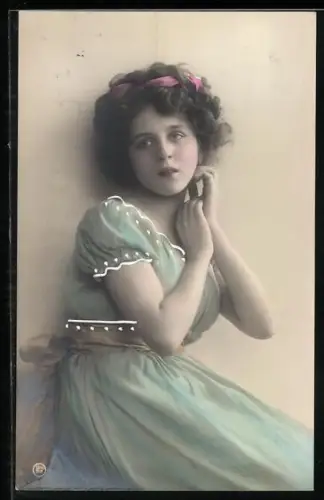 Foto-AK RPH Nr. 1980/4: Junge Dame in elegantem Kleid