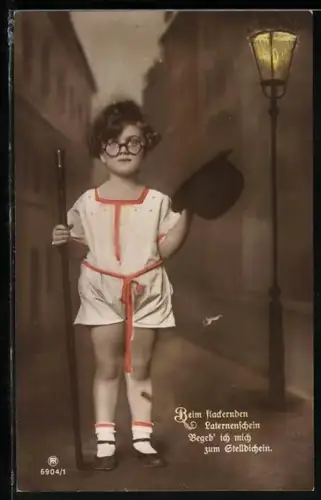 Foto-AK RPH Nr. 6904/1: Kleines Kind mit Brille, Hut und Gehstock