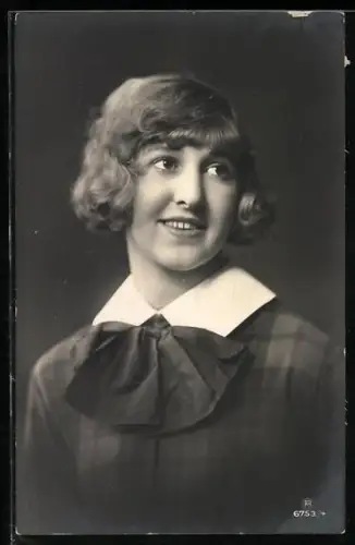 Foto-AK RPH Nr. 6753/4: Elegante junge Dame in kariertem Oberteil