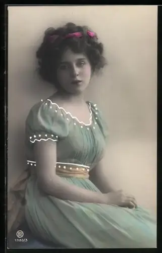 Foto-AK RPH Nr. 1980/3: Elegante Junge Dame in nachdenlicher Pose