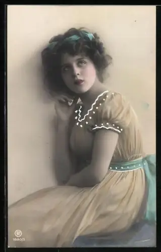 Foto-AK RPH NR 1980 /5: Frau im Kleid sitzt auf einem Stuhl