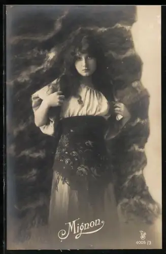 Foto-AK RPH Nr. 4005/3: Elegante junge Dame im Atelier