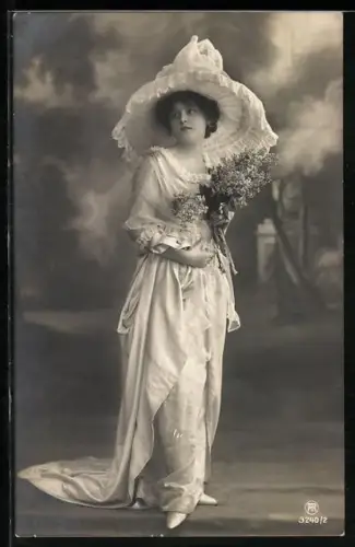 Foto-AK RPH Nr. 3240/2: Elegante Dame mit Hut und Blumen