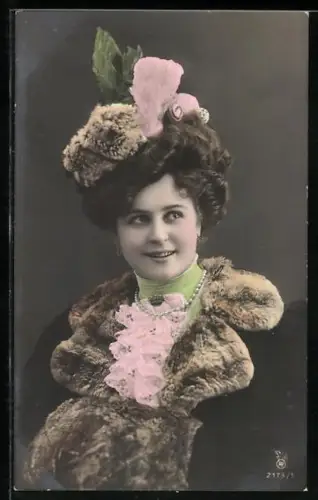 Foto-AK RPH Nr. 2173: Dame in Winterkleidng mit Perlenkette