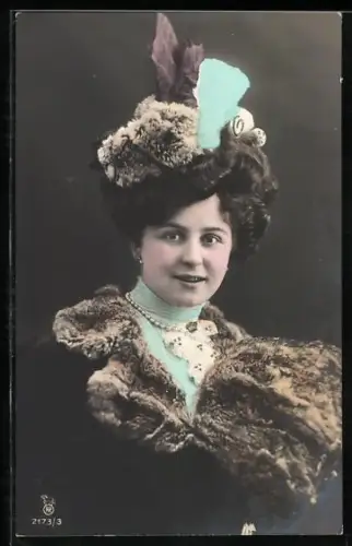 Foto-AK RPH Nr. 2173/3: Dame in Winterkleidung mit Hut und Muff