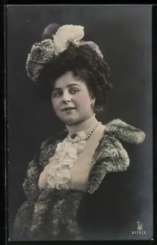 Foto-AK RPH Nr. 2173/2: Elegante Dame in Winterkleidung mit Hut