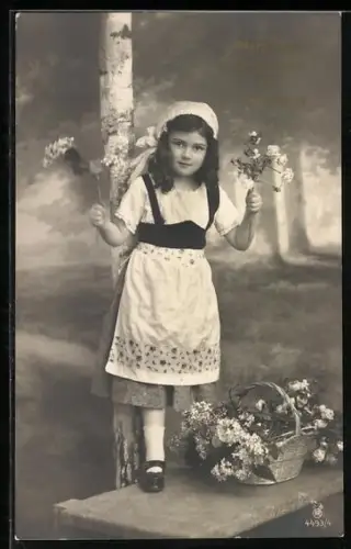 Foto-AK RPH Nr. 4493/4: Mädchen an einer Birke mit Blumen