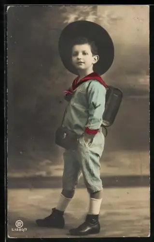 Foto-AK RPH Nr. 1280/7: Junge in Matrosenanzug mit Schultasche