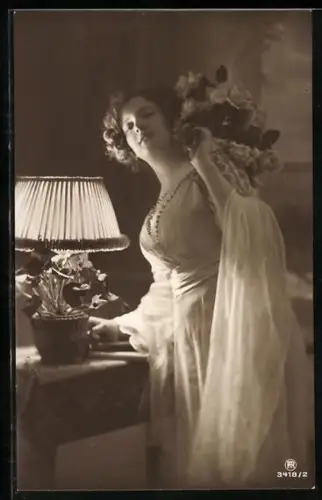 Foto-AK RPH Nr. 3418/2: Dame an einer Lampe stehend mit Blumen