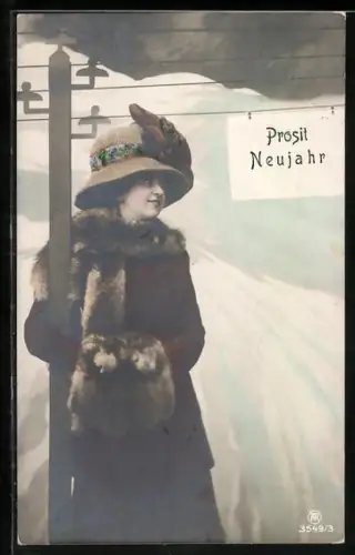 Foto-AK RPH Nr. 3549/3: Dame in Winterkleidung an einem Telefonmast