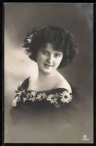 Foto-AK RPH Nr. 3169/3: Elegante junge Dame mit Blumen im Haar