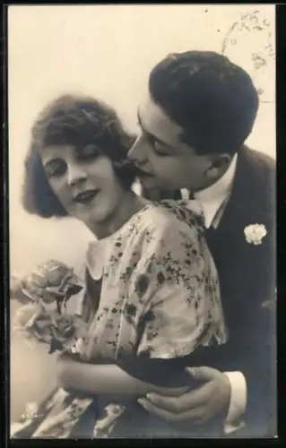 Foto-AK RPH Nr. 6504/2: Paar in Umarmung mit Rosen