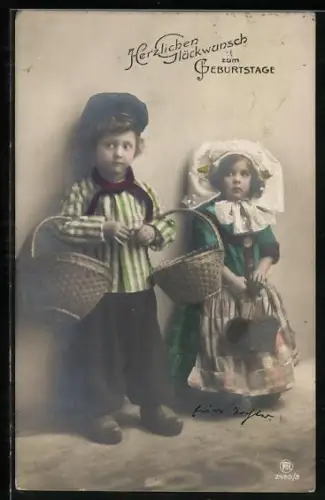 Foto-AK RPH Nr. 2490/3: Zwei kleine Kinder mit Körben