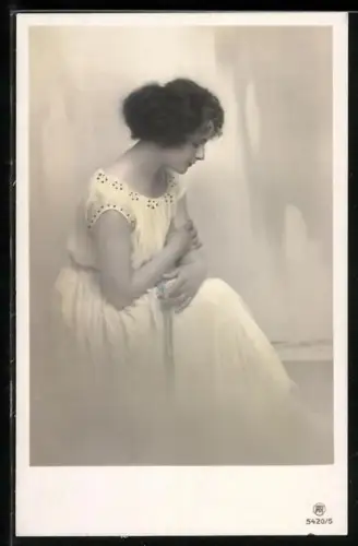 Foto-AK RPH Nr. 5420/5: Elegante Dame in nachdenklicher Pose
