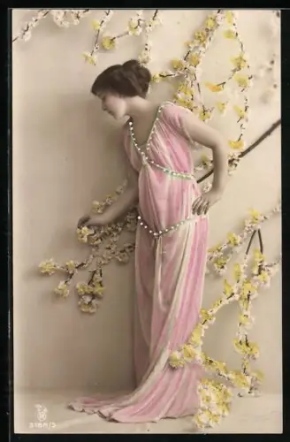 Foto-AK RPH Nr. 3188/5: Junge Dame in elegantem Kleid mit blühenden Zweigen