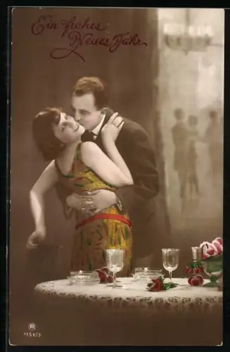 Foto-AK RPH Nr. 7156/3: Paar in inniger Pose an einem Tisch
