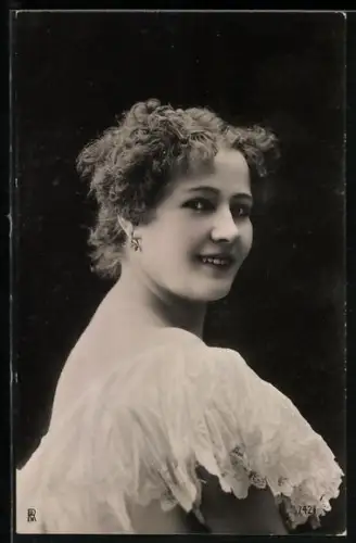 Foto-AK RPH Nr. 7421: Elegante Dame schaut lächelnd über ihre Schulter