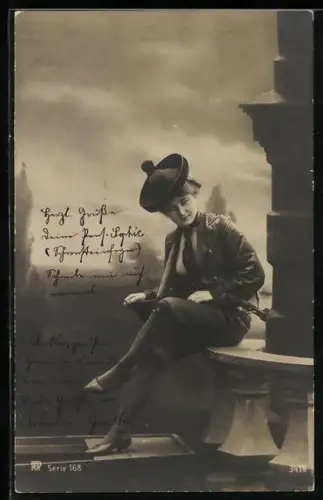 Foto-AK RPH Nr. 3436: Dame sitzt mit Laute auf einer Ballustrade