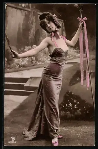 Foto-AK RPH Nr. 1193/2: Dame in eleganter Kleidung betrachtet sich im Spiegel