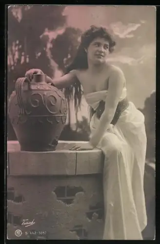 Foto-AK RPH Nr. 442-5057: Frau in elegantem Kleid sitzt auf dem Rand eines Brunnens