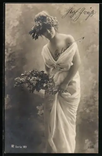 Foto-AK RPH Nr. 3576: Elegante Dame mit Flieder in den Haaren