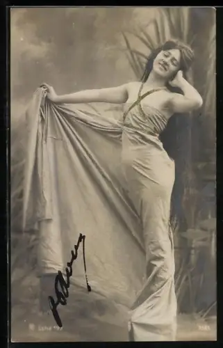 Foto-AK RPH Nr. 3581: Elegante Dame vor Teichkulisse