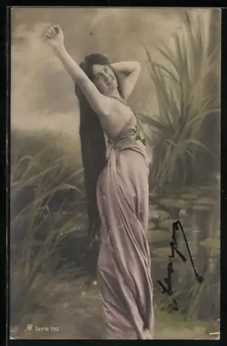 Foto-AK RPH NR 190 /3578: Portrait einer Frau, die sich reckt