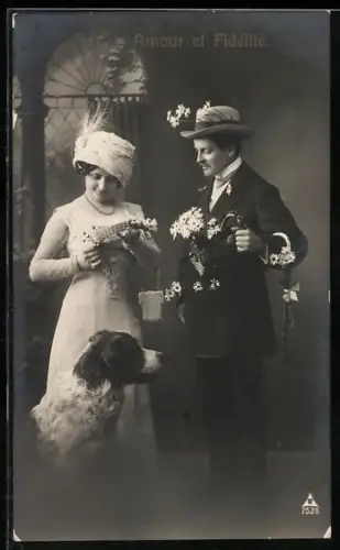 Foto-AK Photochemie Berlin Nr. 7528: Frau betrachtet ein Nietenhalsband, Amour et Fidélité