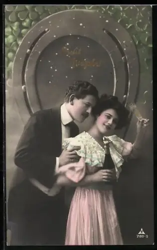 Foto-AK Photochemie Berlin Nr. 7180-5: Paar mit Sektglas vor einem Hufeisen, Prosit Neujahr