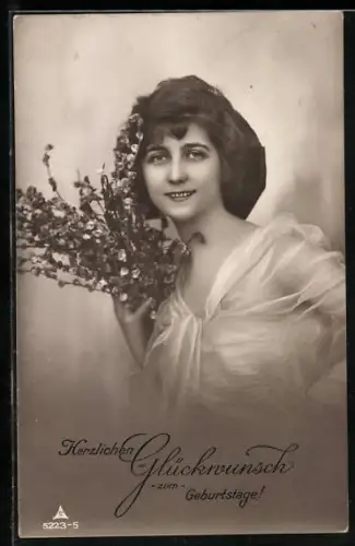 Foto-AK Photochemie Berlin Nr. 5223-5: Junge Frau mit Blumen sendet Geburtstagswünsche