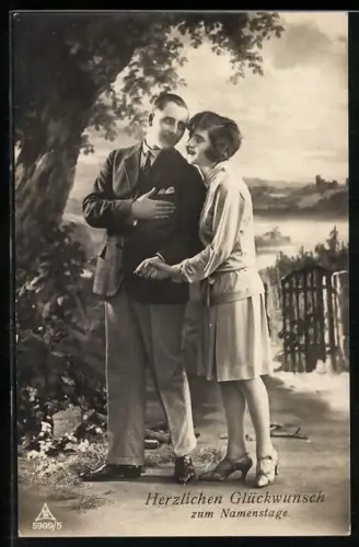 Foto-AK Photochemie Berlin Nr. 5989-5: Mann mit Einstecktuch und Frau überbringen Glückwünsche zum Namenstag