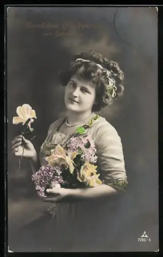 Foto-AK Photochemie Berlin Nr.7296-5: Frau mit Blumen sendet Geburtstagswünsche