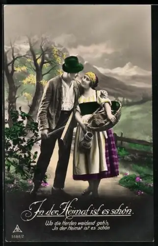 Foto-AK Photochemie Berlin Nr. 5588: Pärchen in Trachten, Blick auf die Berge in der Heimat