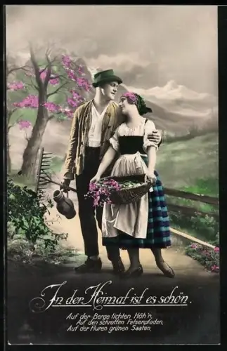 Foto-AK Photochemie Berlin Nr. 5588-1: Mann hält eine Frau im Arm, die einen Korb mit Blumen trägt