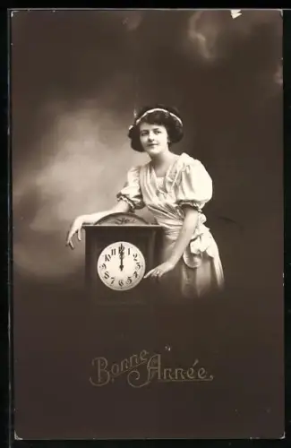 Foto-AK Photochemie Berlin Nr. 5585: Frau steht bei einer Uhr, die Mitternacht schlägt, Bonne Année