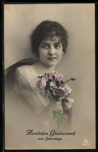 Foto-AK Photochemie Berlin NR 4297-3: junge Dame mit einem Blumenstrauss, Geburtstag