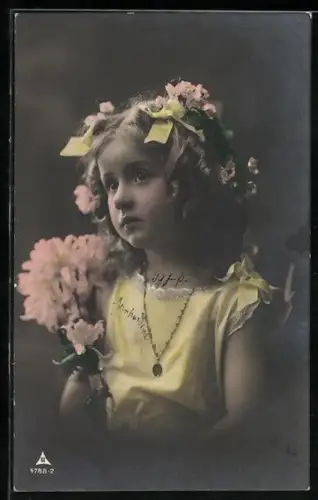 Foto-AK Photochemie Berlin Nr. 7488-2: Mädchen im gelben Kleid mit Blumen in den Haaren