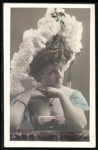 Foto-AK Photochemie Berlin Nr.14: Frau mit imposantem Blumenkopfschmuck lehnt auf einem Tisch