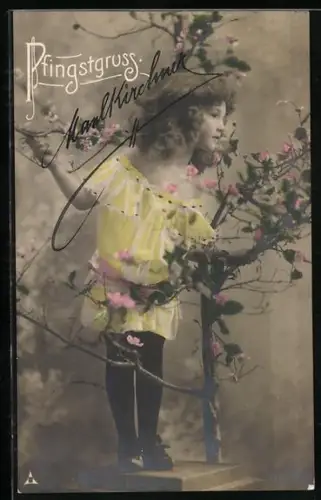 Foto-AK Photochemie Berlin Nr. 583-1: Kind in gelbem Kleid sendet Pfingstgrüsse