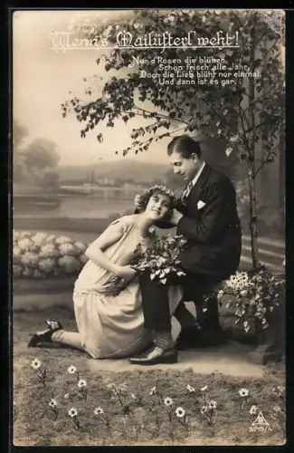 Foto-AK Photochemie Berlin Nr. 5719-4: Mann richtet einer Frau mit Blumenstrauss die Haare