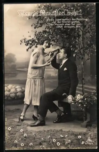 Foto-AK Photochemie Berlin Nr. 5719-5: Frau steht mit Blumengesteck vor sitzendem Mann