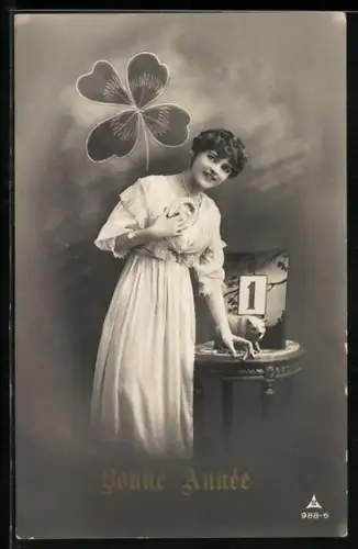 Foto-AK Photochemie Berlin Nr. 988-6: Eine Frau unter einem Kleeblatt wünscht ein frohes neues Jahr