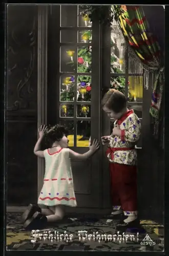 Foto-AK Photochemie Berlin Nr. 6257-5: Kinder warten darauf, den Raum mit geschmücktem Weihnachtsbaum zu betreten