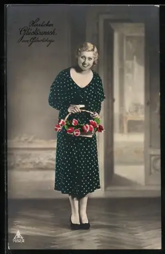 Foto-AK Photochemie Berlin Nr. 7052-2: Frau mit einem Körbchen voller Rosen bringt Geburtstagswünsche